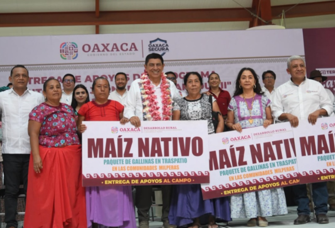 Familias de Juchitán recibieron apoyos educativos, alimentarios y productivos. | Especial