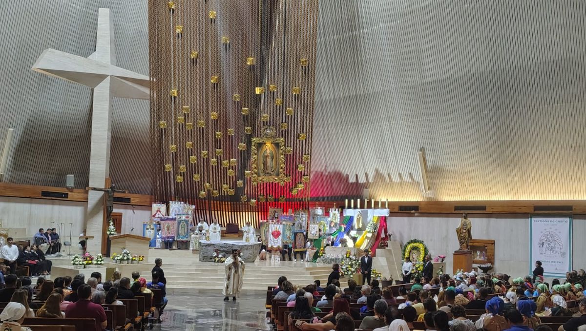 Al filo de las 20:00 horas se realizó la misa para bendecir a los danzantes.  Israel Santacruz