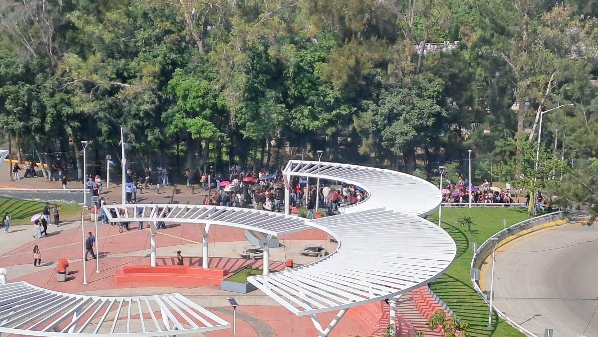 Mientras se llevaba a cabo la marcha, Pablo Lemus anunció la liberación de los detenidos. (Cortesía)