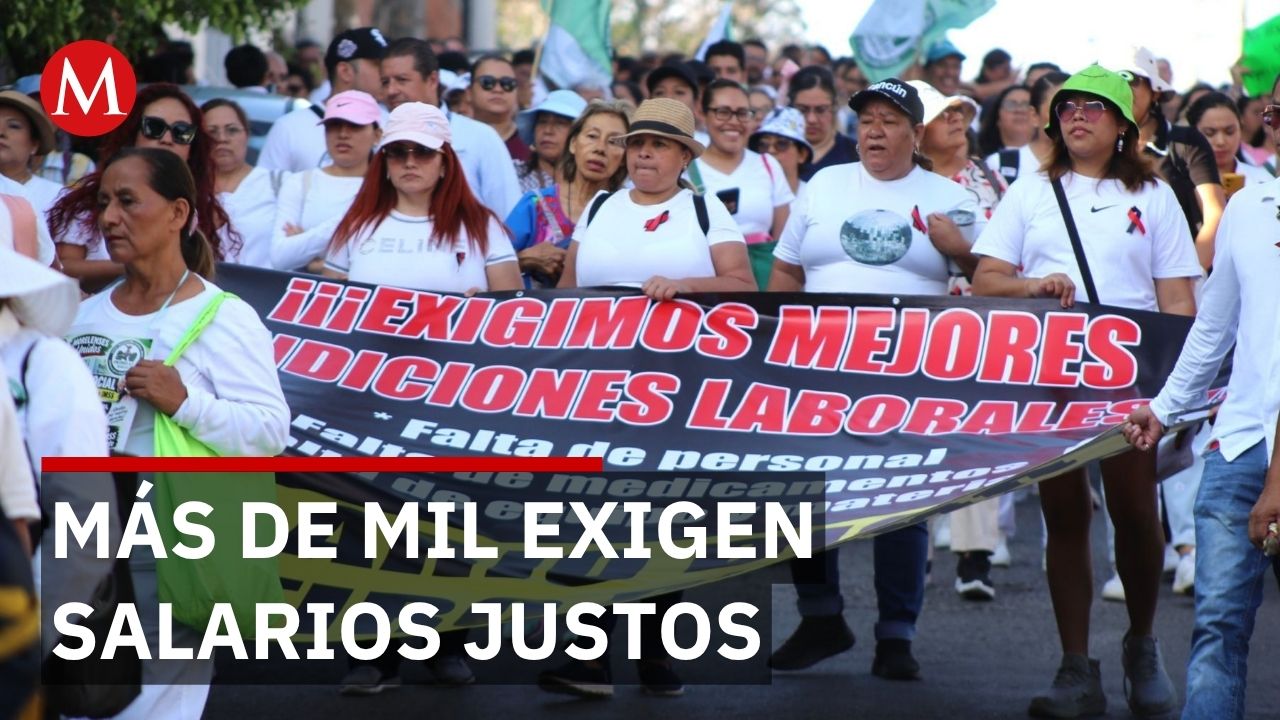 Mil 500 trabajadores del Seguro Social marchan por mejores salarios en CdMx