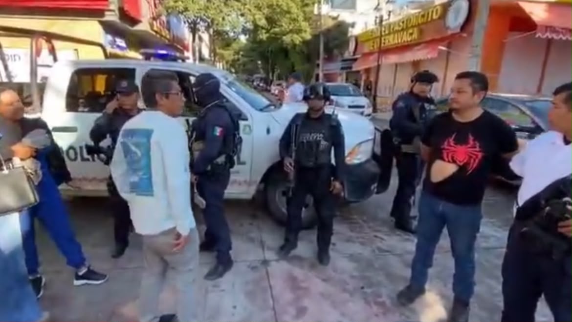 Policías detuvieron al hombre señalado por agredir a su expareja afuera de una primaria en Chilpancingo | Foto: Agencia de Noticias IRZA