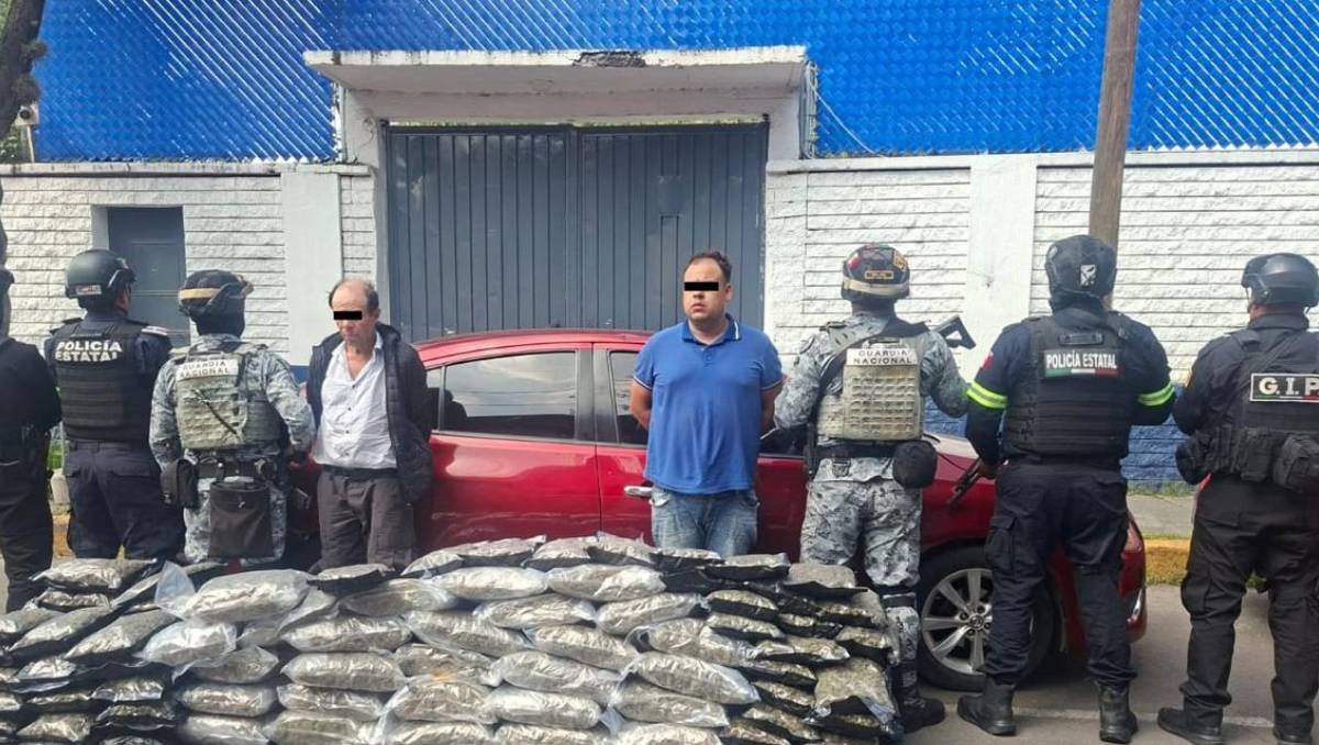 Policías estatales y la Guardia Nacional detuvieron a dos hombres con más de 81 kilos de presunta mariguana en Cuautitlán Izcalli. | Foto: Especial