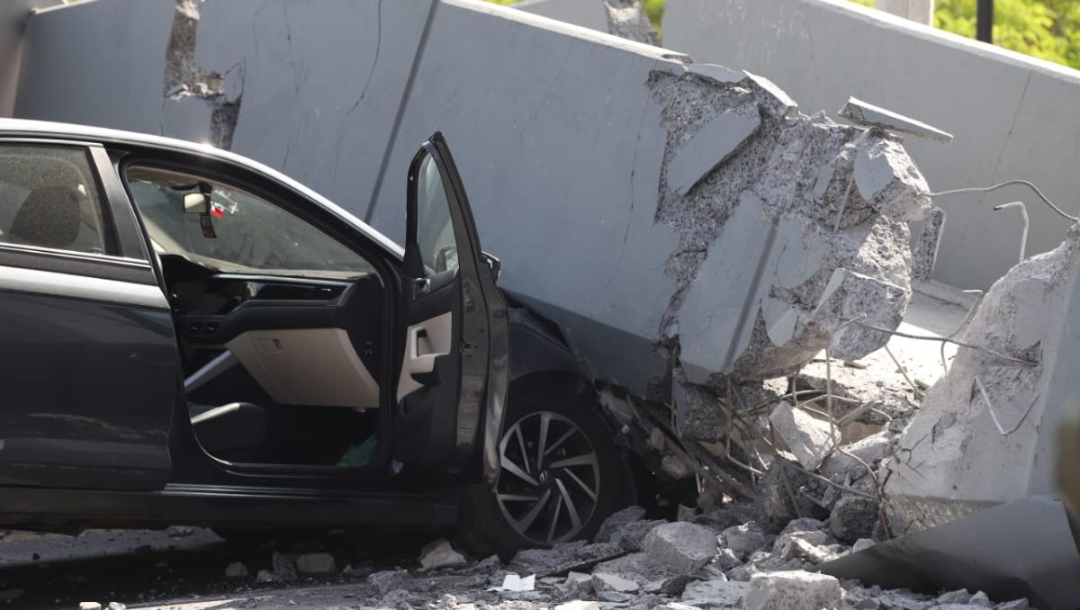 Una retroexcavadora impactó y provocó la caída de un puente peatonal sobre la avenida Constitución | Luis Guerra