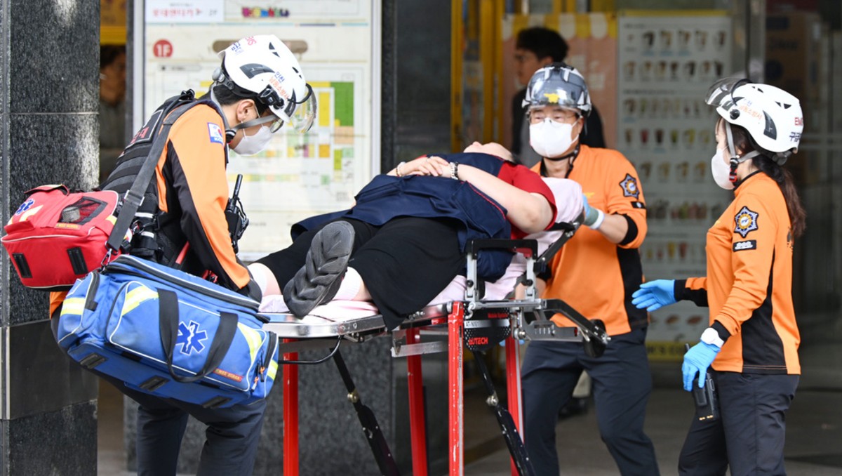 Trabajadores de emergencias sacan a una persona herida de un centro comercial en Incheon | Foto: AP