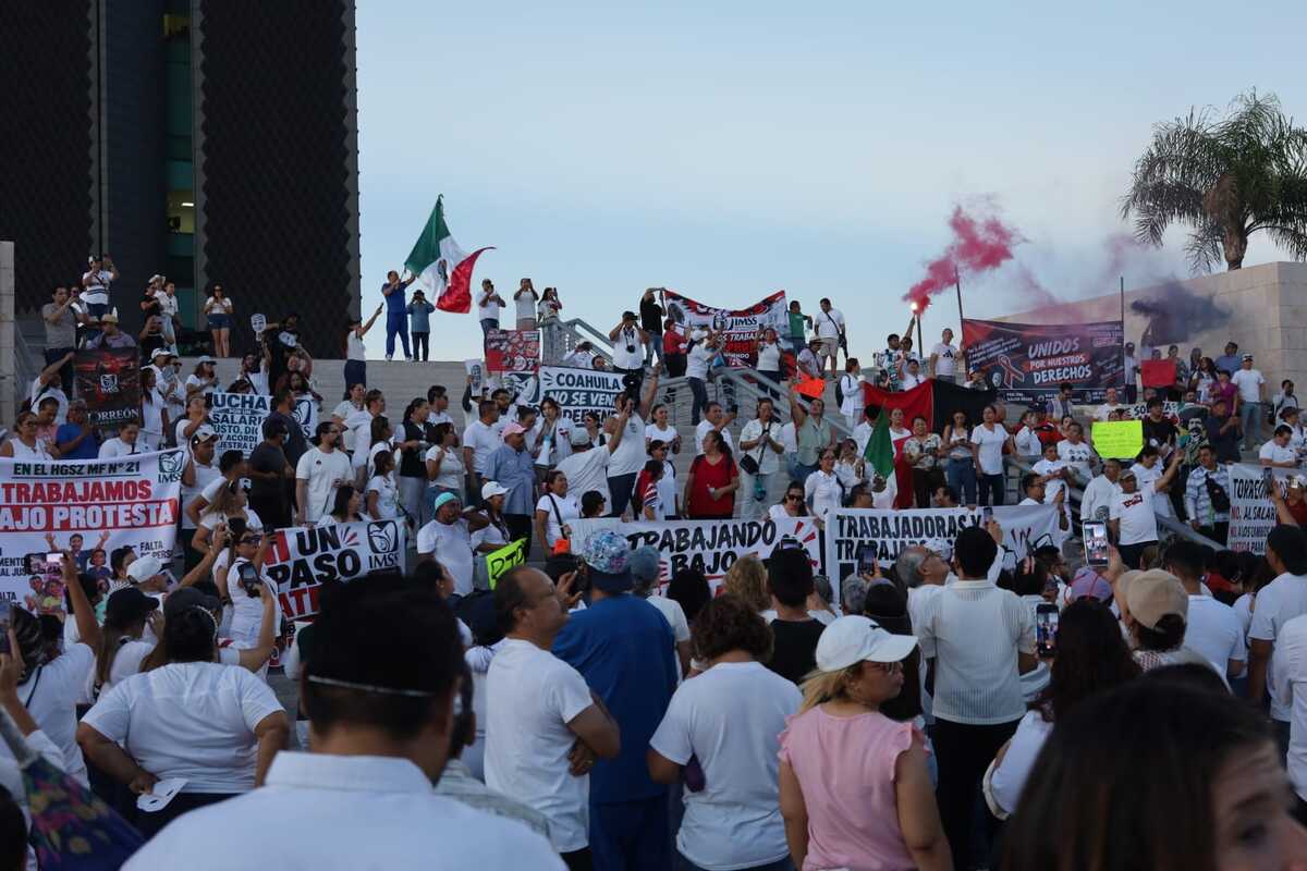 Trabajadores del IMSS realizan marcha en Torreón. | Foto: Verónica Rivera.