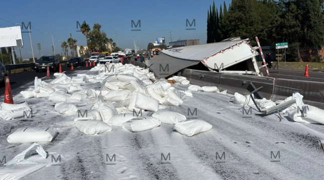 El tráiler quedó volcado sobre la carretera Silao-León. | Paulina Capuchino
