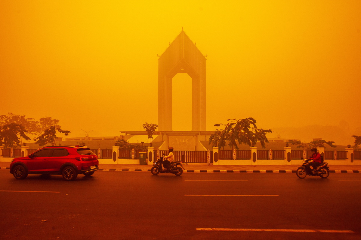 Automovilistas viajan a través de la espesa neblina provocada por los incendios forestales en Palangkaraya, Kalimantan Central, Indonesia. | EFE
