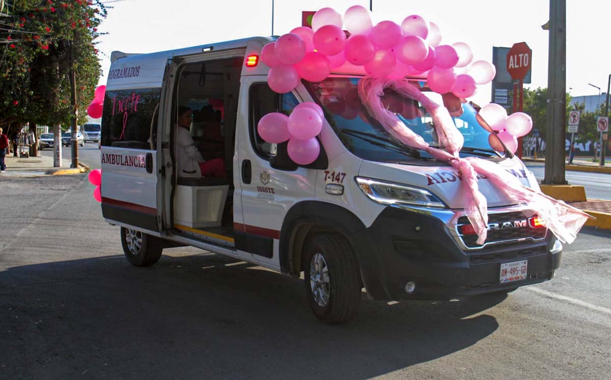 Caravana contra el cáncer de mama en Lerdo. | Foto: Rolando Riestra