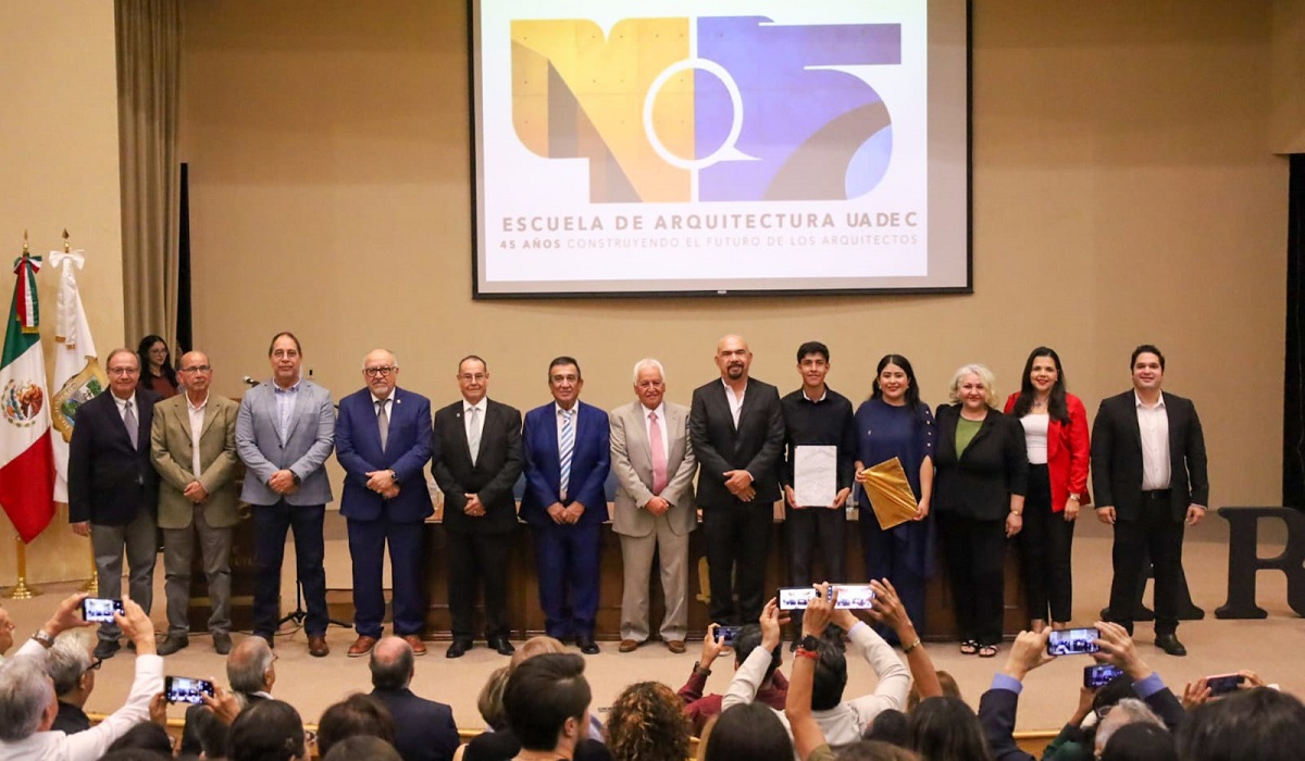 La ceremonia se celebró en el Aula Magna del Centro Cultural Universitario “Braulio Fernández Aguirre”. (fotografía de la UAdeC)