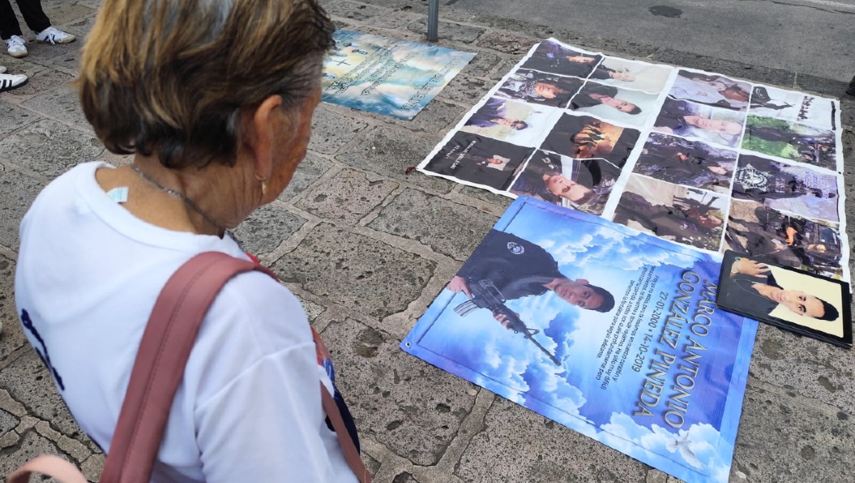 Familiares recuerdan a policías abatidos. | Foto: Especial