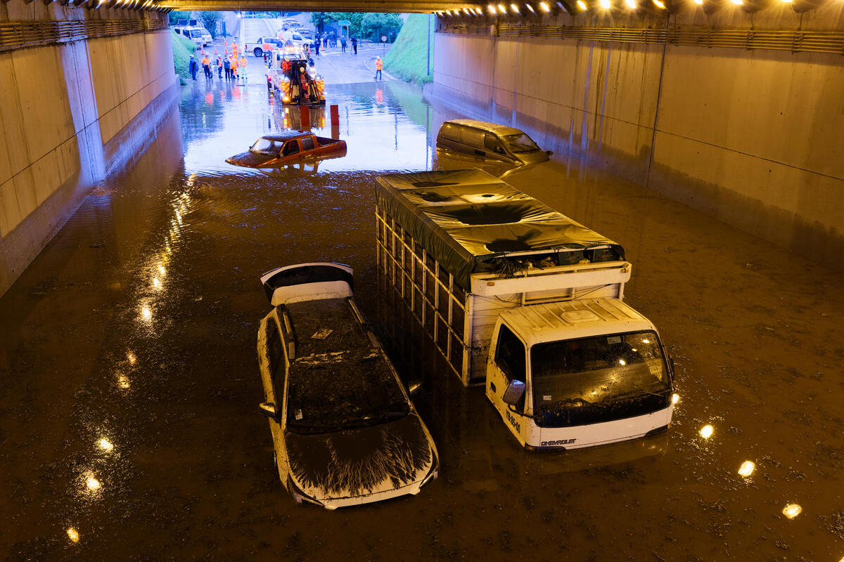 Fotografía que muestra vehículos afectados tras las intensas lluvias este martes en Chile. | EFE