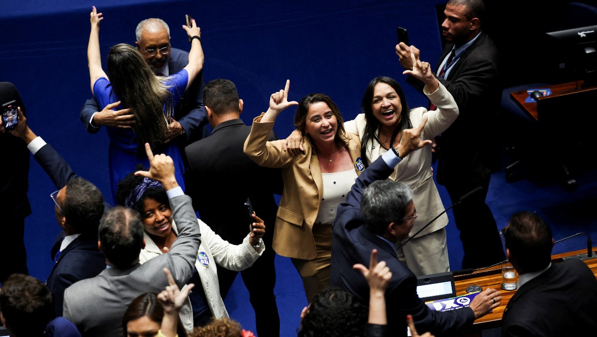 Legisladores celebran tras votar a favor de la enmienda constitucional para reducir la semana laboral | Foto: Reuters