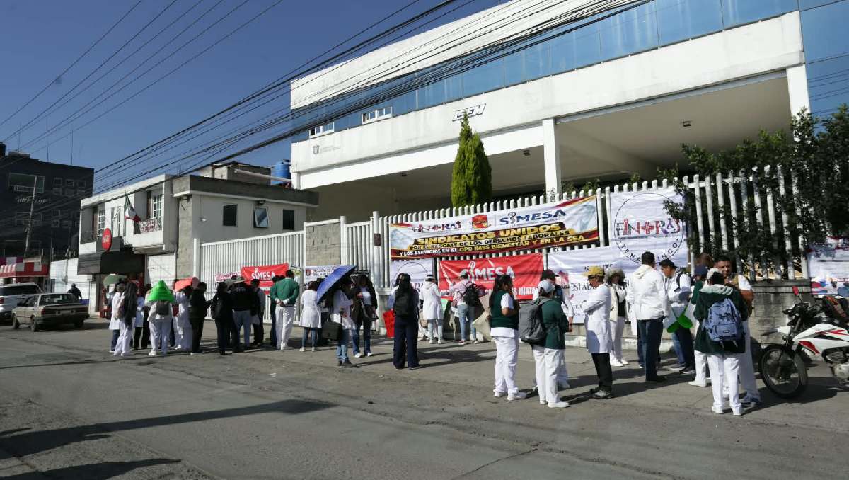 Los manifestantes protestaron afuera del Sindicato Mexicano de Salud. | Foto: Tania Contreras
