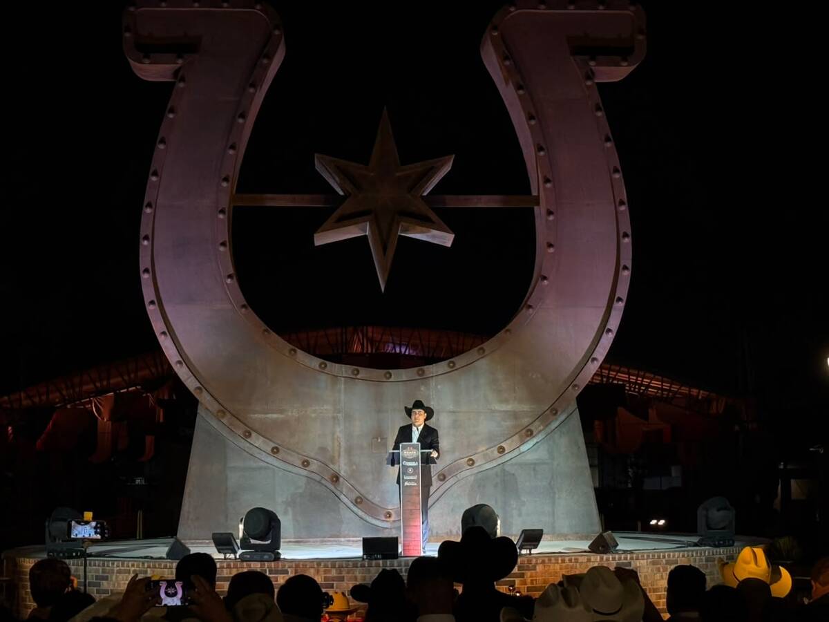 Manolo Jiménez inaugura el Rodeo Saltillo 2026. | Foto: Iván Sánchez.