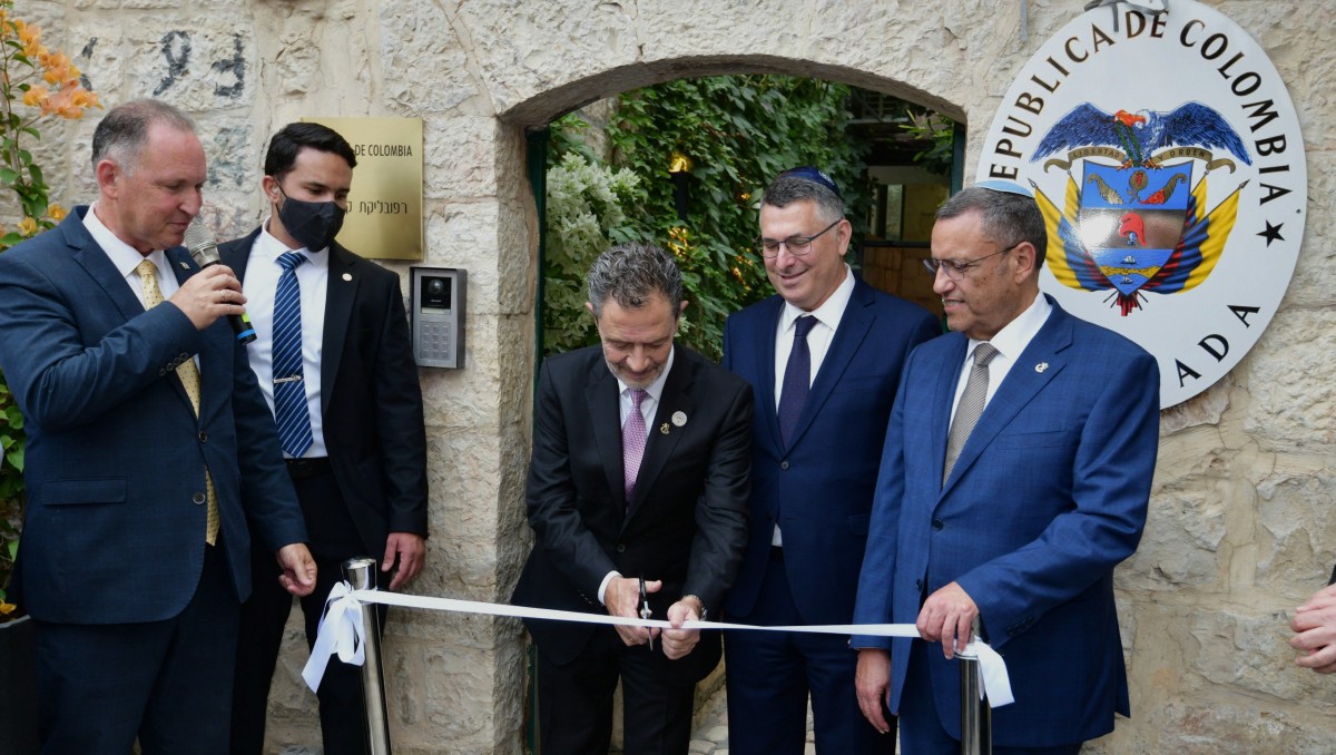 Ministro de Relaciones Exteriores de Colombia corta la cinta mientras su homólogo israelí permanece a su lado | Foto: Reuters