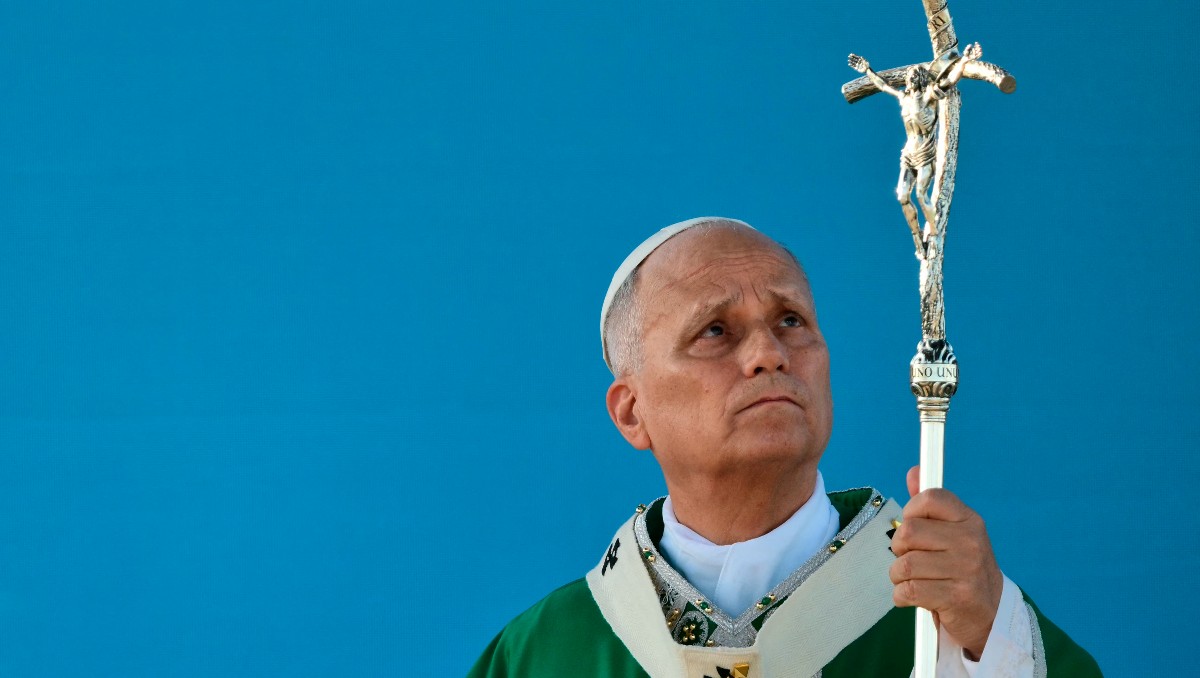 El Papa León XIV oficia una misa en el puerto de Rimini durante una visita pastoral el 22 de agosto de 2026. | AFP