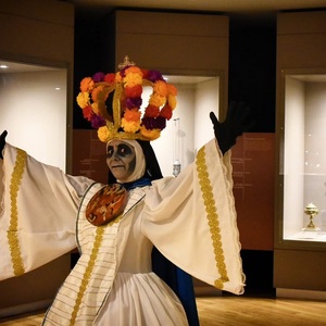 Los asistentes aprenderán a crear un mini altar de muertos. También se tendrán recorridos guiados teatralizados. Ambas actividades son para toda la familia.