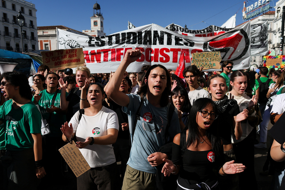 Profesores y alumnos participan en protesta mientras la región de Madrid inicia una huelga indefinida. | Reuters