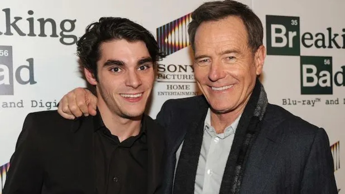 RJ Mitte junto a Bryan Cranston, actores de Breaking Bad | Especial