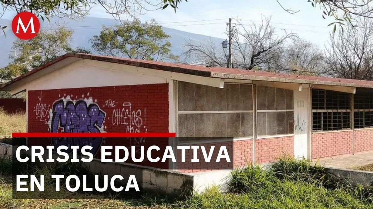 Toluca: 246 estudiantes de la preparatoria Hermanos Flores Magón toman clases en aulas de madera