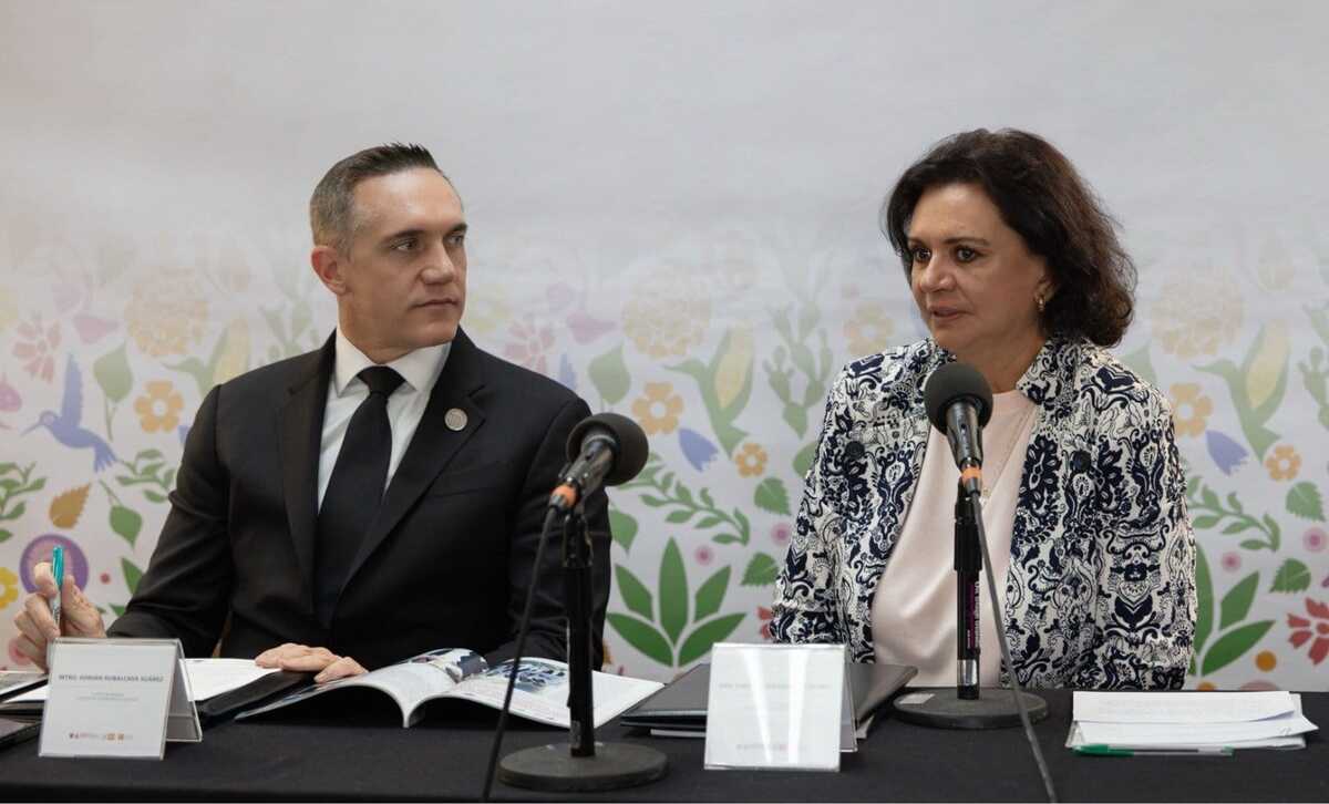 Adrián Rubalcava Suárez, titular del STC Metro y la directora general de los CIJ, Carmen Fernández Cáceres.| Especial