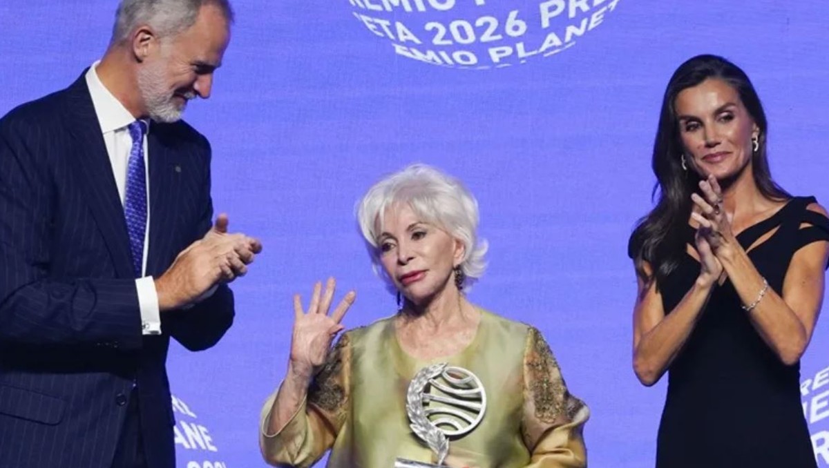 Al recibir el premio de manos de los reyes. | EFE