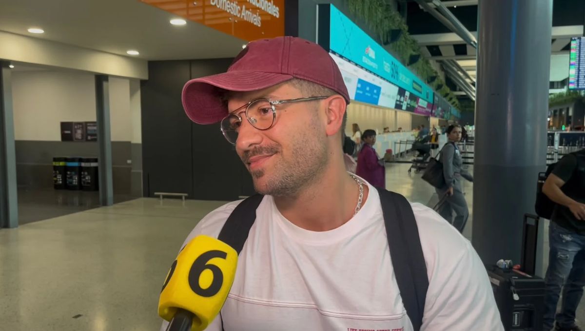 El cantante convivió con sus fanáticos en su llegada a Monterrey. | Alberto Santos