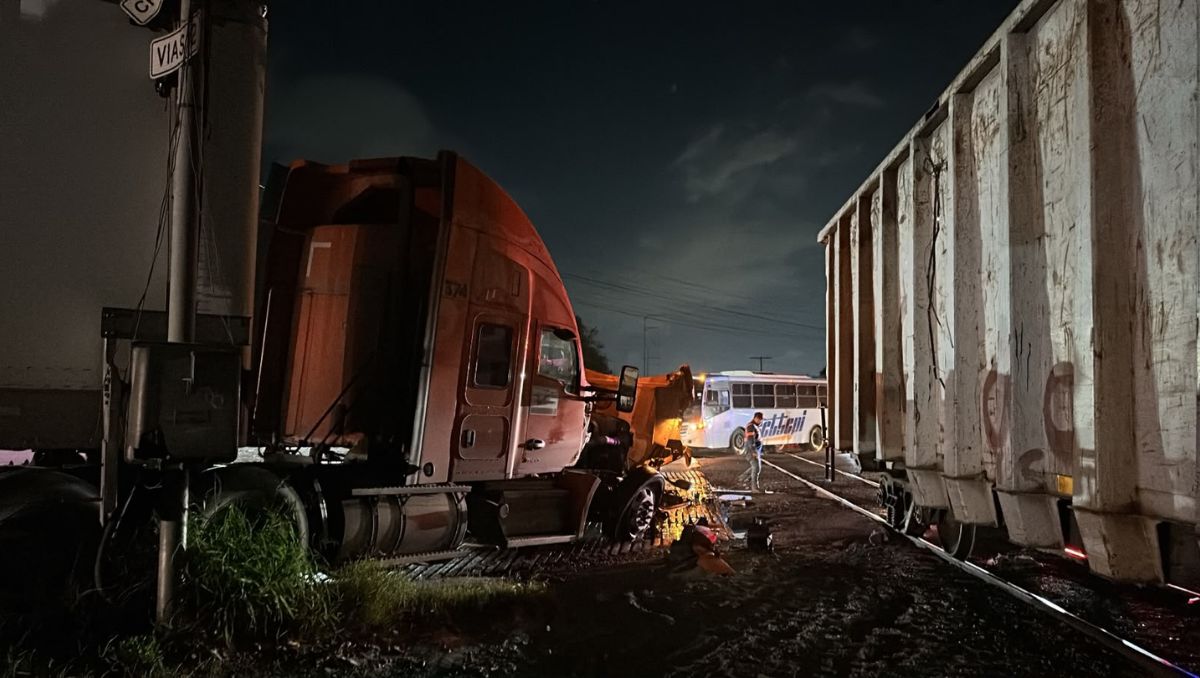 Un choque entre un tráiler y el ferrocarril provocó la movilización de rescate en Villa de García | Especial