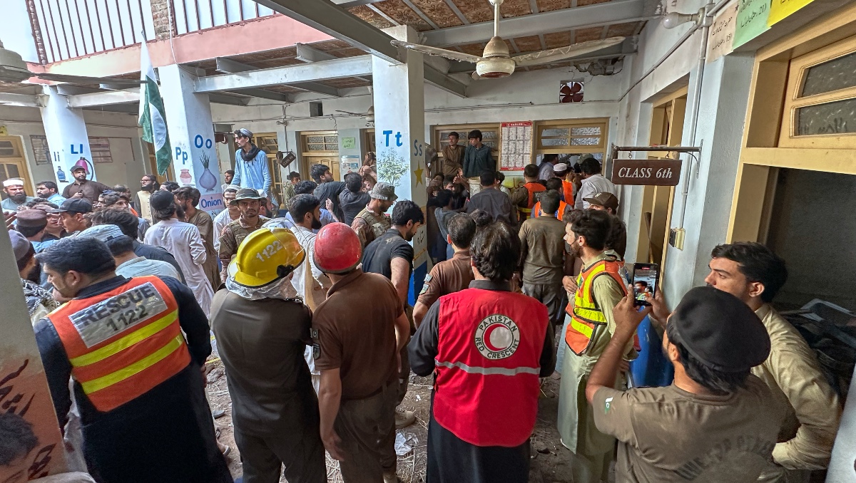 Equipos de rescate y voluntarios participan en labores de salvamento en el lugar donde se desplomó el techo de una escuela privada en Pakistán. | AP