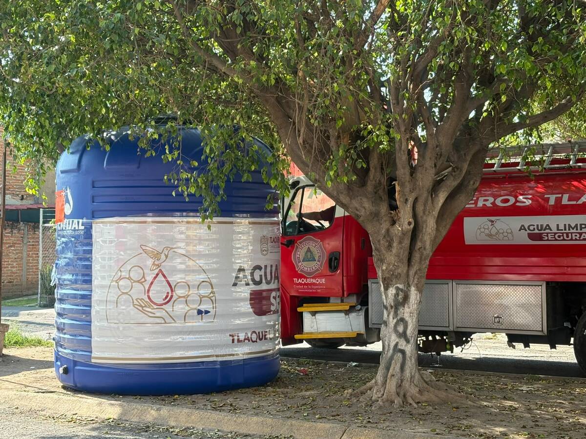 Instalación de cisternas para abastecer agua en Tlaquepaque. (Fátima Briceño)