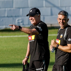 Javier Aguirre, técnico del Valencia, solicitó un cambio en Mestalla que romperá una tradición de hace más de 100 años.