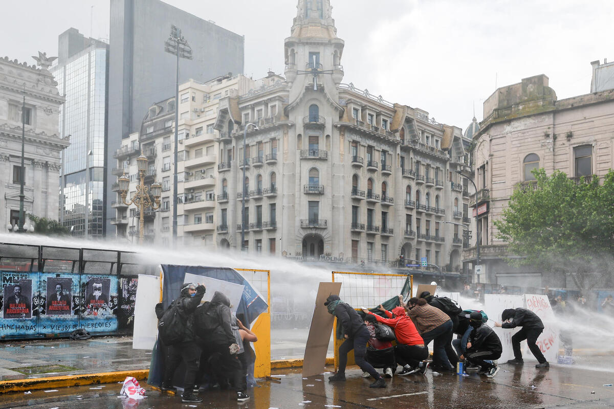 Los manifestantes fueron atacados con chorros de agua a presión por las autoridades. | Foto: EFE