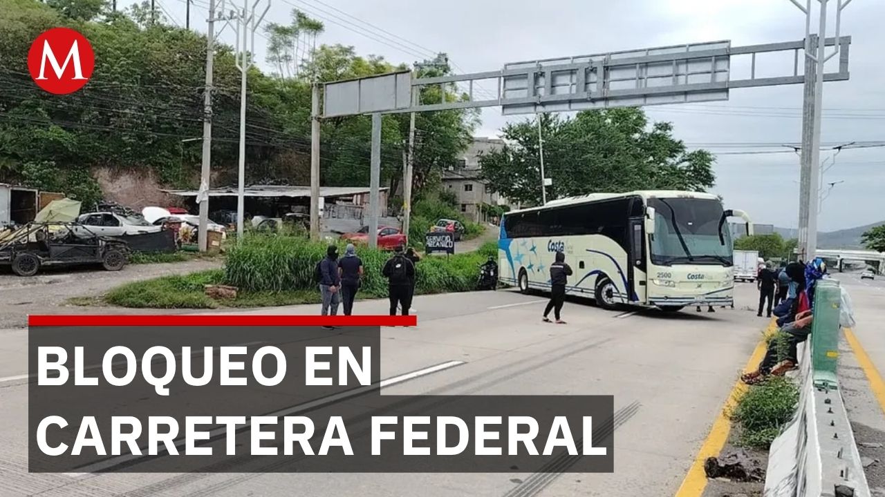 Normalistas de Ayotzinapa bloquean carretera a Acapulco y provocan caos vial