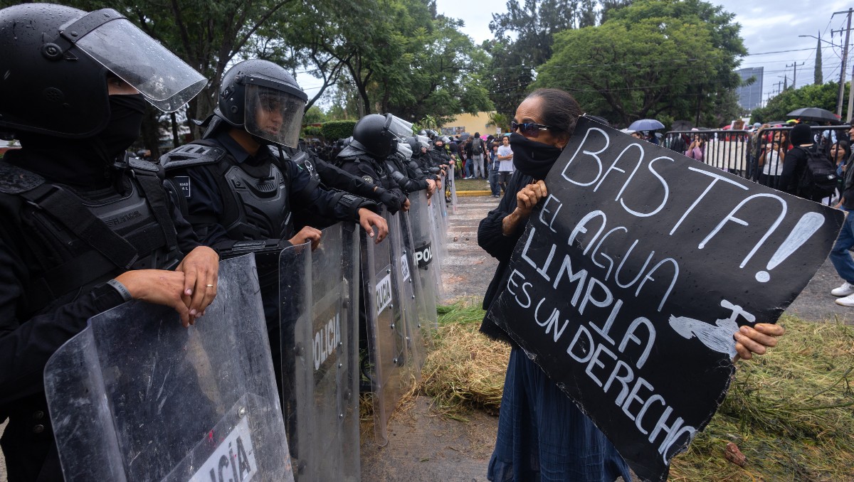 Identifican a 17 policías de Jalisco que presuntamente hicieron uso indebido de la fuerza en marcha del agua
