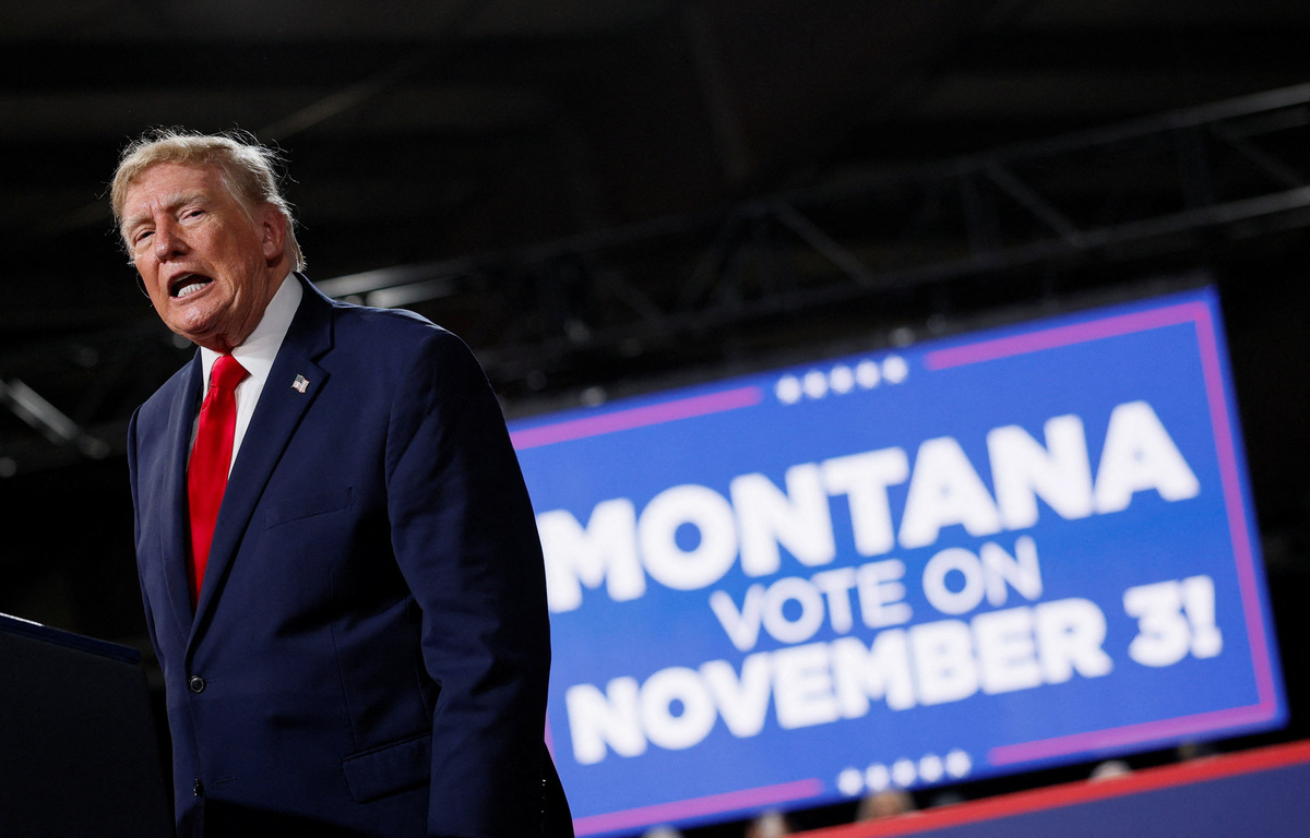 El presidente de Estados Unidos, Donald Trump, celebra un mitin de campaña en el Majestic Valley Arena de Kalispell, Montana. | Reuters