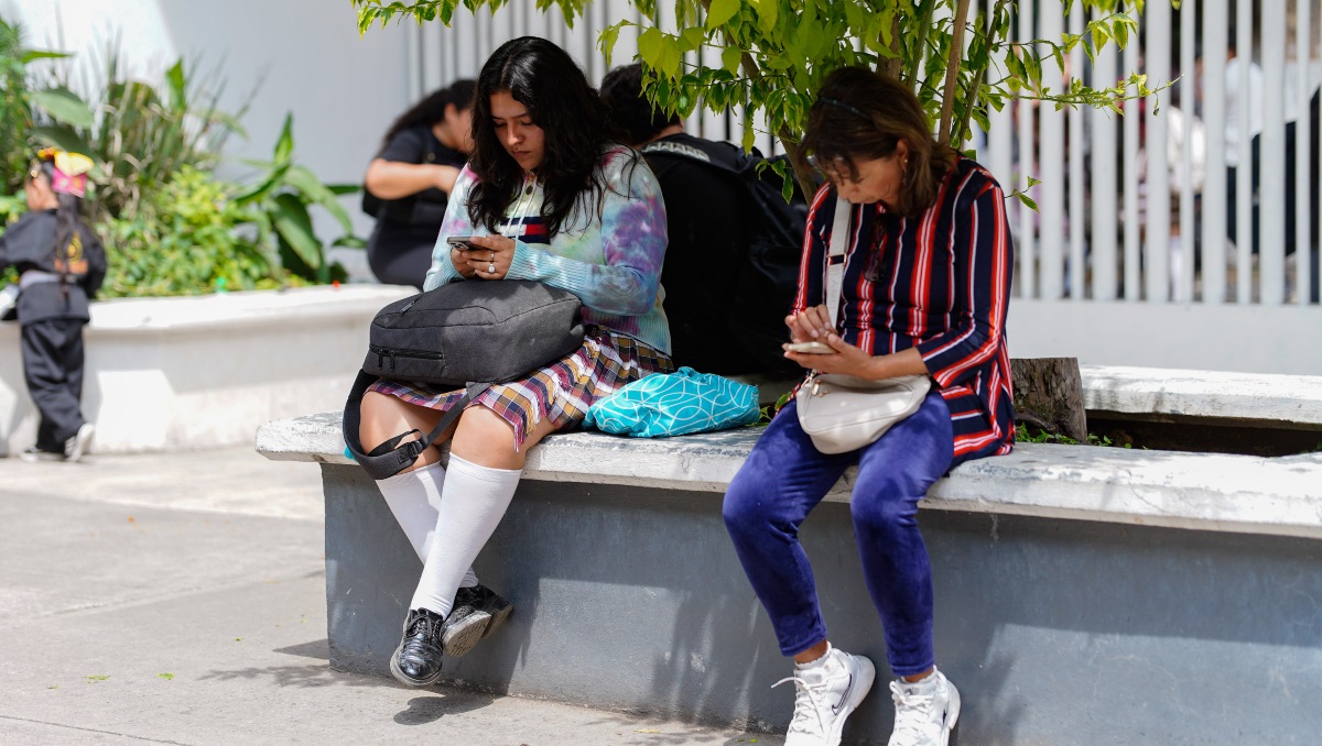 Puebla se sumará a restricción de celulares en escuelas