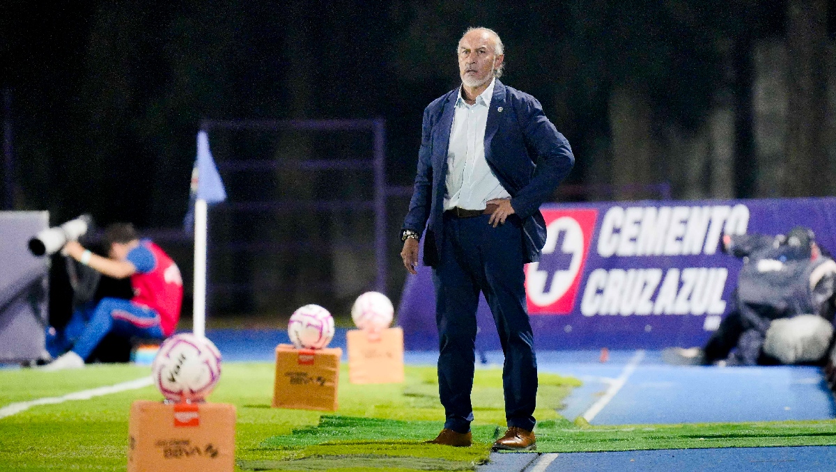 Raúl 'Potro' Gutiérrez podría salir de Cruz Azul Femenil tras su presencia en festejo del América (Imago7)