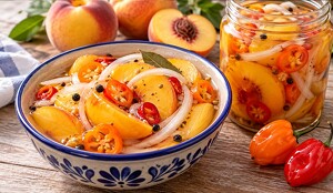 Receta para hacer duraznos encurtidos con chile habanero (IA)