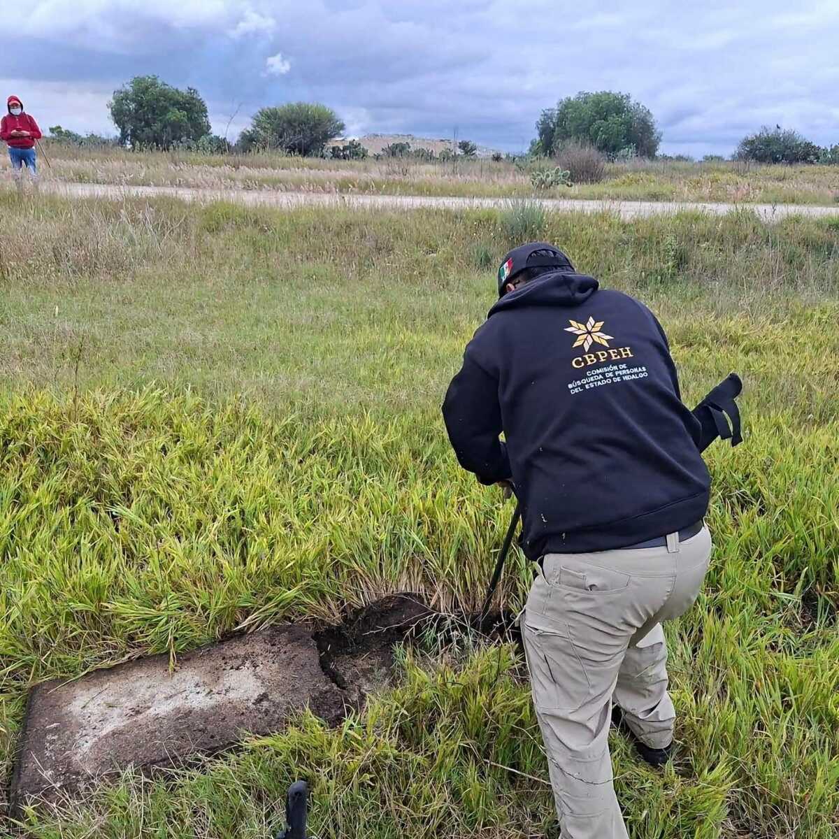 Solicitud de búsqueda de familiares llevaron a la fosa clandestina en Atotonilco de Tula. (Cortesía)