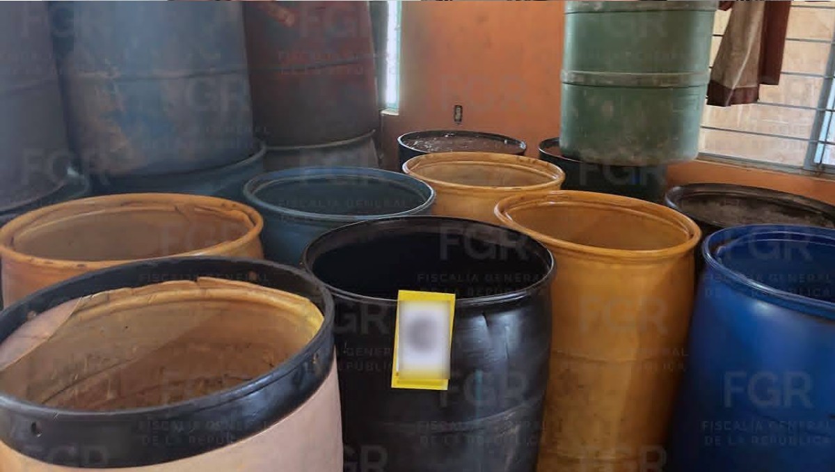 Los sujetos detenidos y el combustible fueron puestos a disposición de las autoridades federales. (Cortesía: FGR)