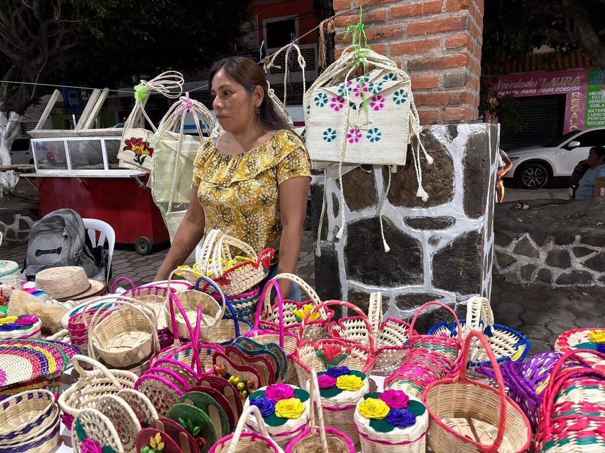 Tianguis nocturno en Jaltocán, previo a la fiesta grande del Xantolo. (Wendy Salazar)