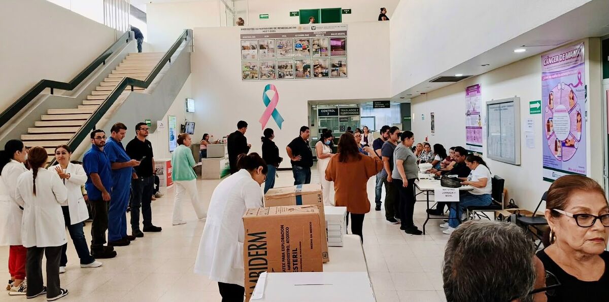 Trabajadores del IMSS participan en la consulta salarial | Foto: Especial