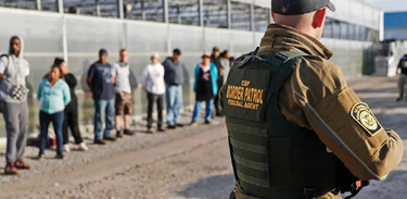 ICE otorgaría 200 dólares por cada migrante deportado antes de los 7 días posteriores a su arresto.