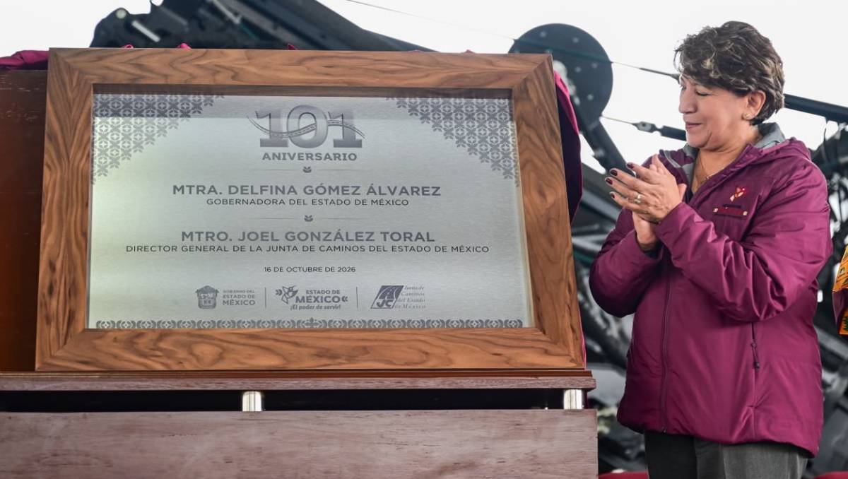 En el 101 aniversario del Día del Caminero, la gobernadora reconoció el trabajo de quienes mantienen las carreteras mexiquenses. | Foto: Especial