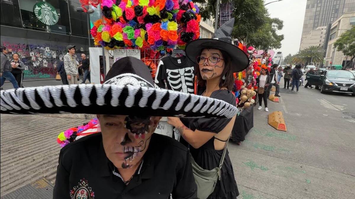 Calaveras, adornos y artículos para ofrendas llenan de color las calles del Centro Histórico de la CDMX. | Ramón Ramírez