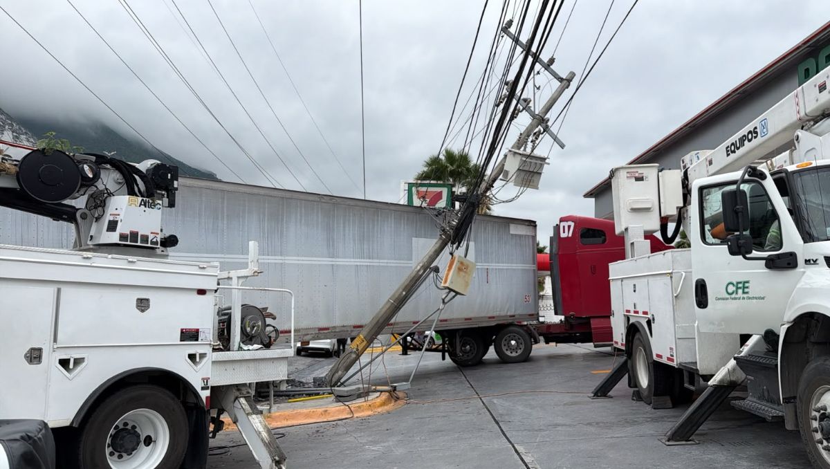 Los carriles laterales de la avenida Díaz Ordaz fueran cerrados mientras se realizaban las labores en la zona. | Especial