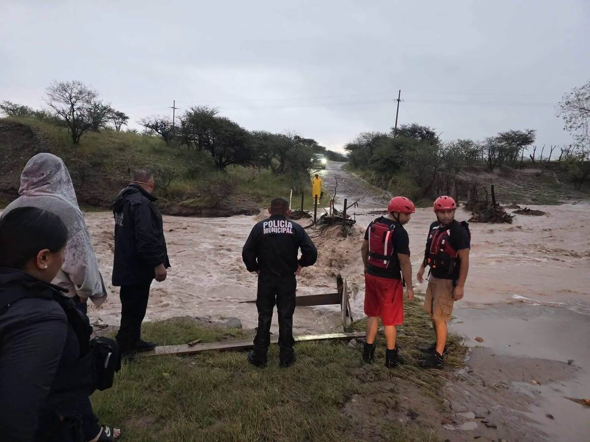 La contingencia afectó dos viviendas, cuyos ocupantes requirieron el apoyo de elementos de Protección Civil y Bomberos. (Cortesía PC)