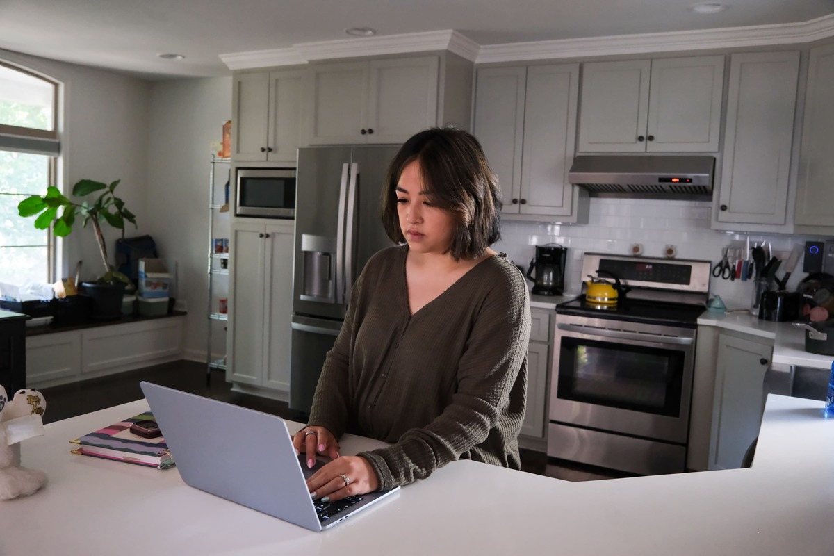 Lisa Green revisa Ollie desde su computadora en su reloj inteligente. (Arin Yoon/The New York Times)