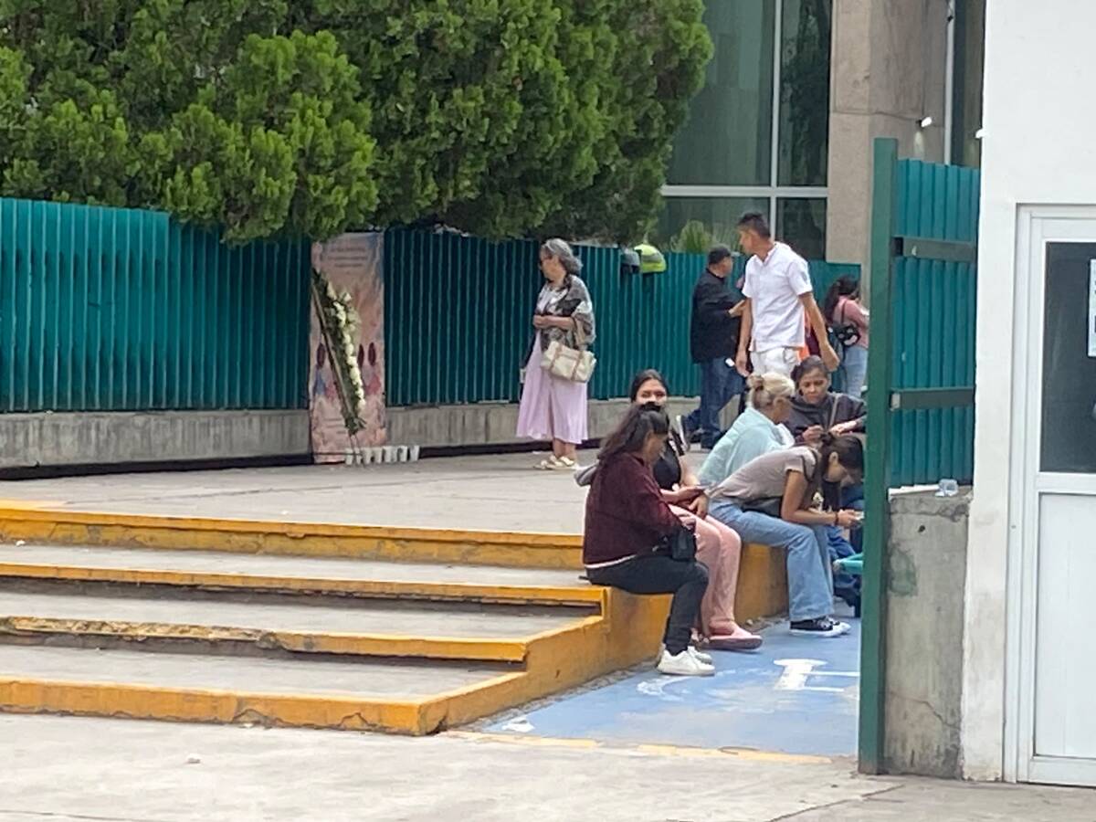 Padres reinstalan ofrenda a bebés fallecidos en el IMSS Durango. | Foto: Gilberto Lastra.