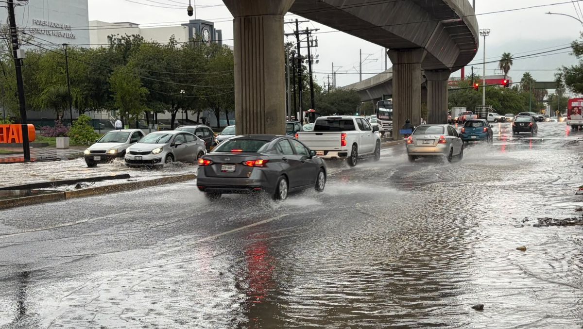 Las precipitaciones dejaron encharcamientos en las avenidas Rodrigo Gómez y Penitenciaria en Monterrey. Gabriela Garza